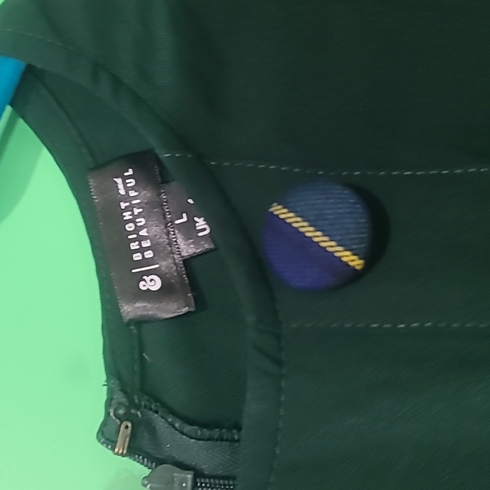 Bright and beautiful midi dress olive green matching buttons belt pleate. - Picture 4 of 5